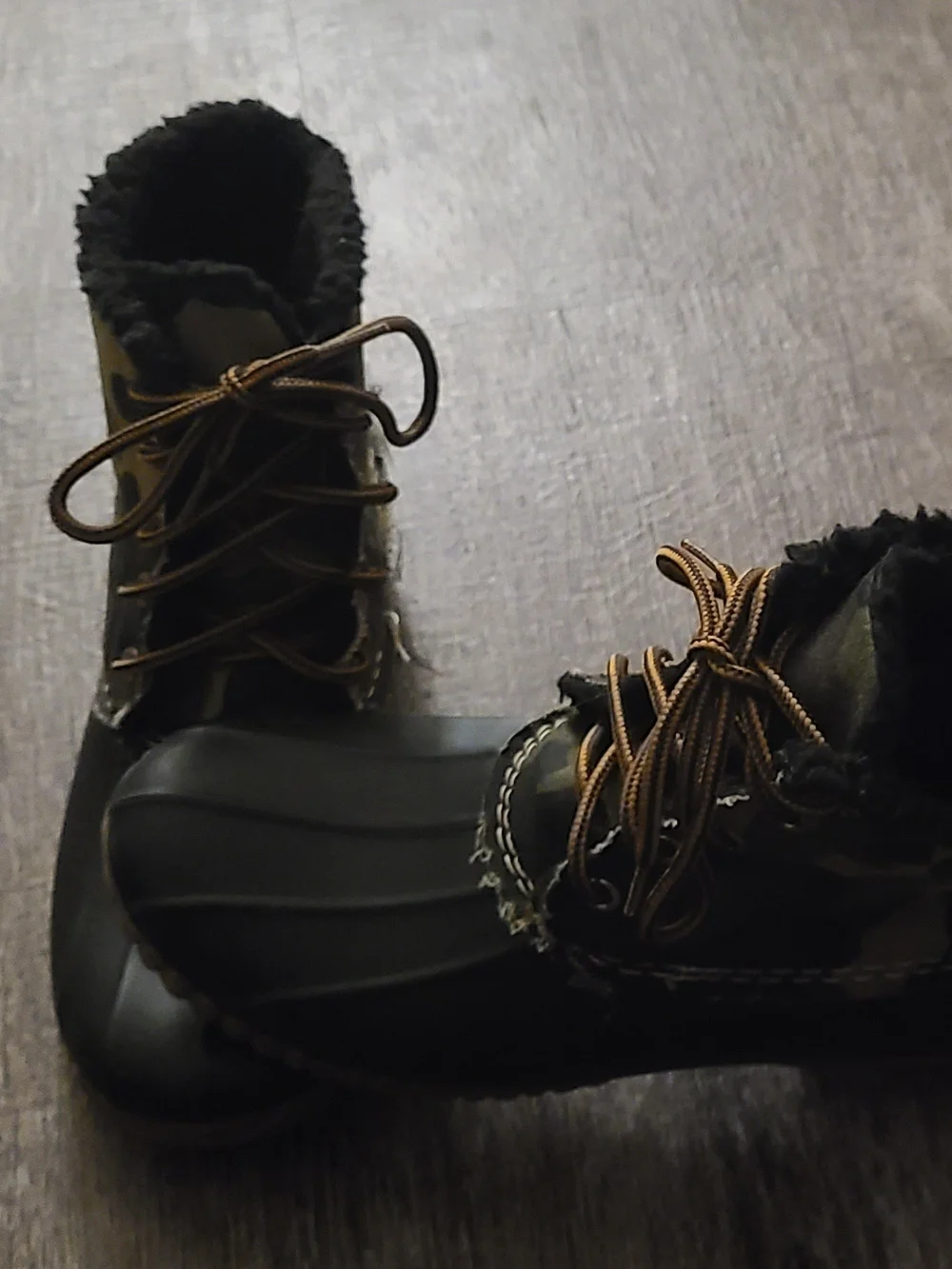 Size 6 Women's Camo rain/snow boots two tone style preloved